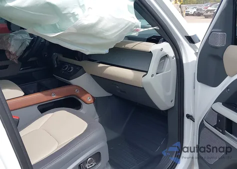 2024 Land Rover Defender 130 P400 X-Dynamic Se z USA, uszkodzony, nr VIN SALE2FEU5R2331536